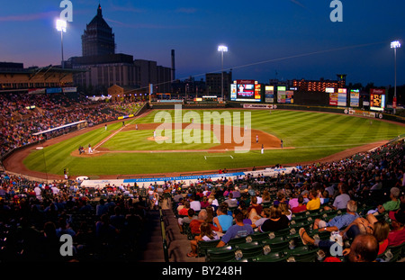 Nuit d'un match de baseball professionnel à Frontier Field Stadium à Rochester New York avec city et Kodak Rochester Red Wings jouer Banque D'Images