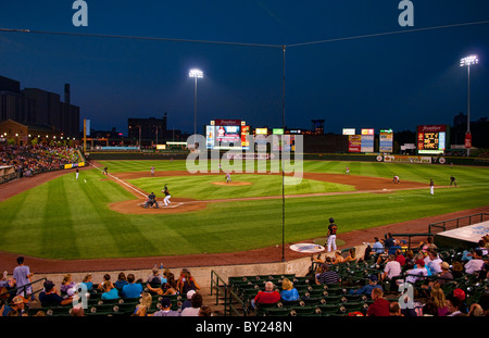 Nuit d'un match de baseball professionnel à Frontier Field Stadium à Rochester New York avec city et Kodak Rochester Red Wings jouer Banque D'Images