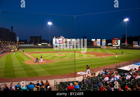 Nuit d'un match de baseball professionnel à Frontier Field Stadium à Rochester New York avec city et Kodak Rochester Red Wings jouer Banque D'Images