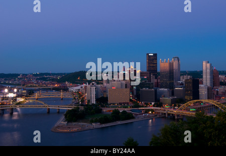 Pittsburgh en Pennsylvanie et les trois rivières prises de Mt Washington montrant skyline et merveilleuse nuit libre birdseye PA Banque D'Images