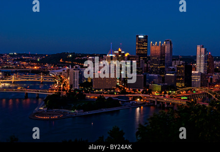 Pittsburgh en Pennsylvanie et les trois rivières prises de Mt Washington montrant skyline et merveilleuse nuit libre birdseye PA Banque D'Images