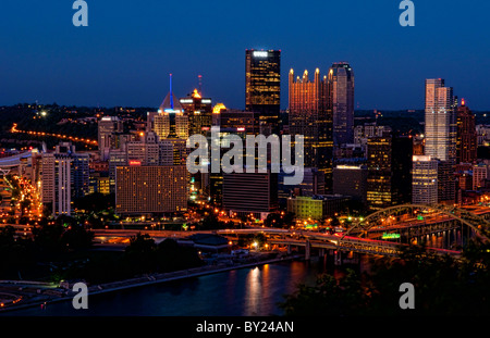 Pittsburgh en Pennsylvanie et les trois rivières prises de Mt Washington montrant skyline et merveilleuse nuit libre birdseye PA Banque D'Images