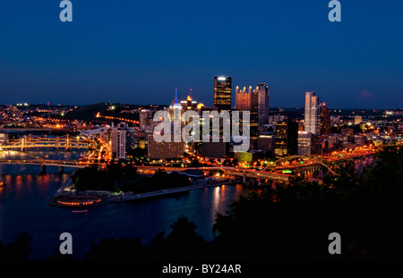 Pittsburgh en Pennsylvanie et les trois rivières prises de Mt Washington montrant skyline et merveilleuse nuit libre birdseye PA Banque D'Images