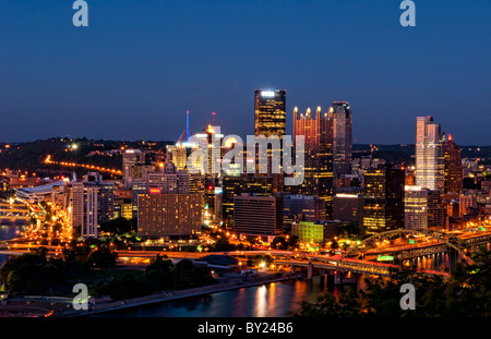 Pittsburgh en Pennsylvanie et les trois rivières prises de Mt Washington montrant skyline et merveilleuse nuit libre birdseye PA Banque D'Images