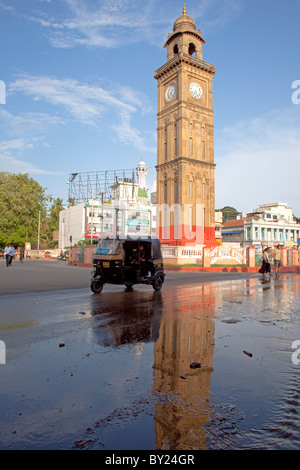 L'Inde, Mysore. Le silver jubliee Clock Tower dans le centre d'un rond-point à Mysore a été construit en 1927. Banque D'Images