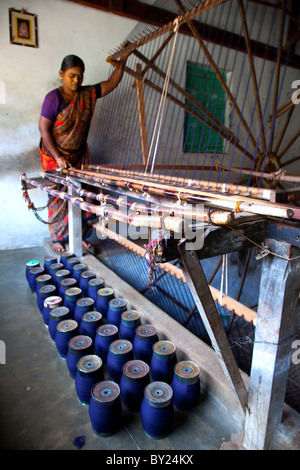 L'Inde, Chettinad. Une dame faire ailleurs dans Chettinad. Banque D'Images