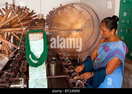 L'Inde, Chettinad. Une dame faire ailleurs dans Chettinad. Banque D'Images