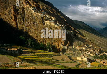 L'Inde, le Jammu-et-Cachemire, Ladakh, Zanskar, Karsha. Debout au pied des pentes, des montagnes escarpées, 14ème siècle Karsha Gompa, ou Banque D'Images