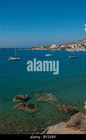 Finikas Syros Grèce Îles Canaries plages du port dans l'eau avec les touristes de détente Banque D'Images