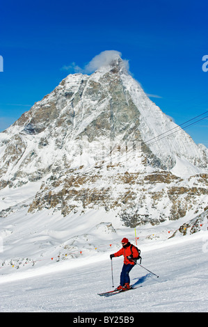L'Europe, Italie, Alpes italiennes, Cervinia ski resort, paysages de montagne, un skieur ci-dessous Monte Cervino (Le Mont Cervin) Banque D'Images