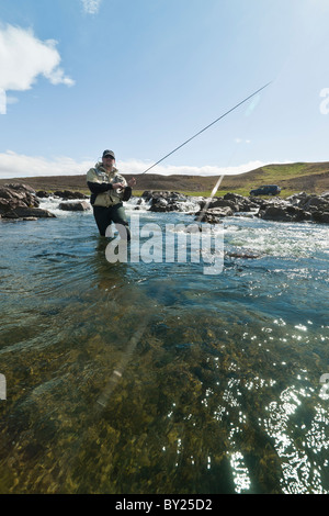Pêcheur de mouche anéanties par un saumon dans un cadre magnifique en Islande Banque D'Images