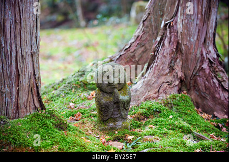 L'Asie, Japon. Kyoto, temple Sanzen dans (986), une statue de pierre d'un moine en prière Banque D'Images