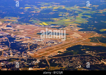 Tir d'approche de la piste de l'aéroport d'Helsinki (AKA l'aéroport Helsinki-Vantaa) (IATA : hôtel, l'OACI : EFHK) Banque D'Images