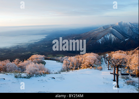 L'Asie, Japon. La préfecture d'Iwate, lever du soleil sur la neige couverts Towada Kamaishi National Park, station de ski Banque D'Images