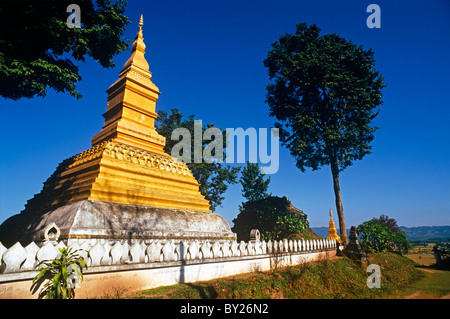 Laos, Luang Nam Tha Luang Nam Tha, Province. Que Phum Phuk, un grand stupa du 17e siècle, se dresse au sommet d'une colline dans la campagne Banque D'Images