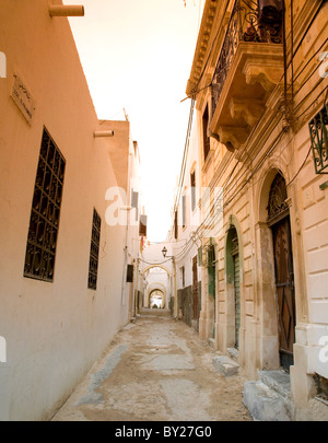 Tripoli, Libye, une rue typique dans le centre historique de l'ancienne médina Banque D'Images