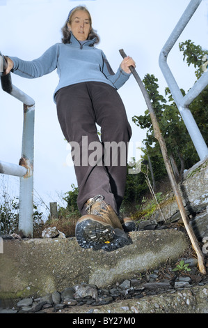 Une femelle marche sur les marches sur une partie de la route des vins de Riesling, sur le côté escarpé de la vallée de la Moselle, en Allemagne Banque D'Images