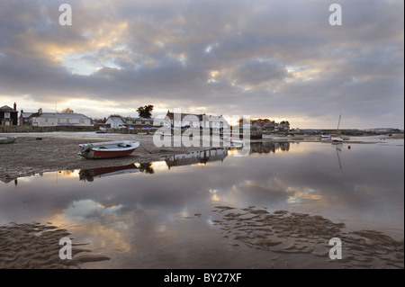 Burnham Overy Staithe, montrant le port de marée au coucher du soleil, North Norfolk, UK, Décembre Banque D'Images