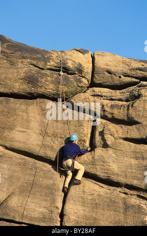 Rock climber à Almscliff Crag, Yorkshire, UK Banque D'Images