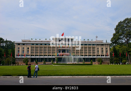 Palais de l'Unification à Saigon Ho Chi Ming Road à partir de l'extérieur du Vietnam Banque D'Images