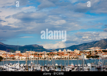 La ville de Split sur la mer Adriatique en Croatie, port à l'avant-plan Banque D'Images