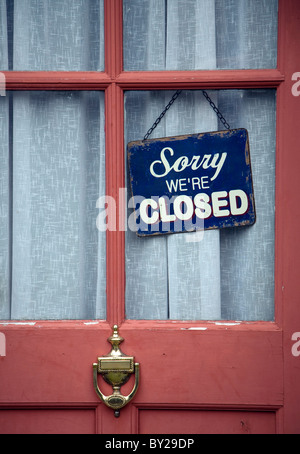 Vieux Désolé nous sommes fermés la boutique sign in window Banque D'Images