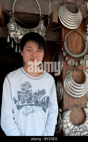 Jeune garçon bijoux en argent vente en magasin Luang Phabang Laos Asie Laos Banque D'Images