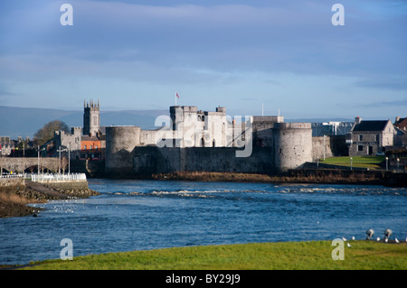 King John's Castle et la rivière Shannon, Limerick, comté de Limerick, Munster, République d'Irlande (Eire) Europe Banque D'Images