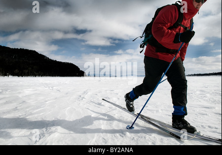 Ski alpin sur la toundra gelée de Moosehead Lake, Maine. Banque D'Images