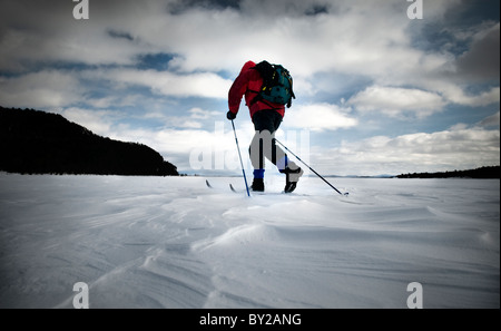 Ski alpin sur la toundra gelée de Moosehead Lake, Maine. Banque D'Images