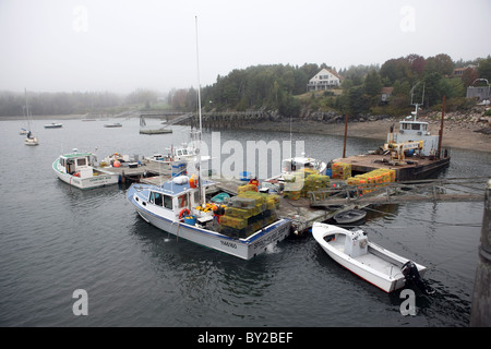 Le homard et les bateaux de pêche à quai de déchargement sur un matin brumeux en Acadie, dans le Maine. Banque D'Images