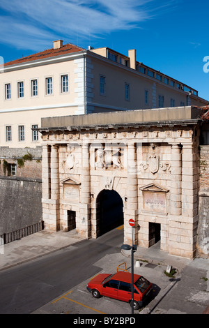 La terre porte de la vieille ville de Zadar, Croatie, érigé en 1543, style Renaissance avec le lion ailé de Venise sur son arche. Banque D'Images