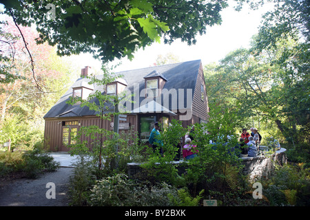 Les visiteurs se réunissent pour une randonnée à travers la forêt nationale d'Acadia dans le Maine. Banque D'Images