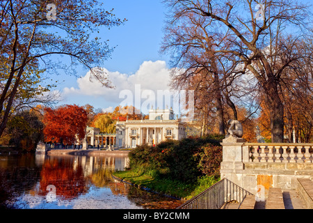 Parc Lazienki en automne avec Palais sur l'eau dans Varsovie, Pologne Banque D'Images