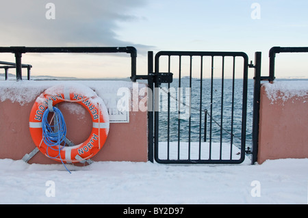 Le port et le vieux quai couvert de neige à North Berwick, East Lothian, en Ecosse. Banque D'Images