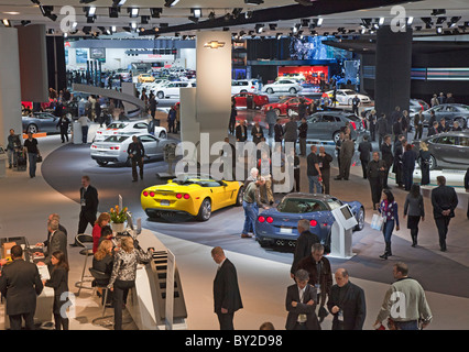 Detroit, Michigan - examiner les journalistes automobiles sur l'affichage à la North American International Auto Show. Banque D'Images