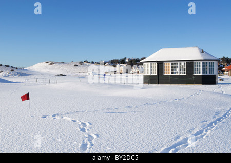 Le démarreur hut sur Bouaye golf dans la neige de l'hiver, East Lothian, en Ecosse. Banque D'Images