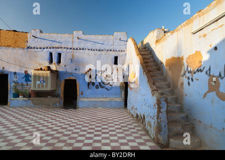 Maisons décorées à l'extérieur du Village nubien Assouan, Egypte Banque D'Images