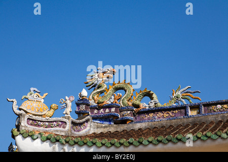Tortue en céramique et dragon sur le toit de l'ASPC Hat pagode à Hoi An, Vietnam Banque D'Images