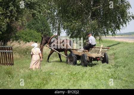 Un vieux paysan sur son chemin à un champ, Gruszauka, Bélarus Banque D'Images