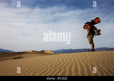 Les chefs à sable boarder les dunes dans Death Valley National Park. Banque D'Images