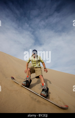 Les boarder sable tête en bas les dunes. Banque D'Images