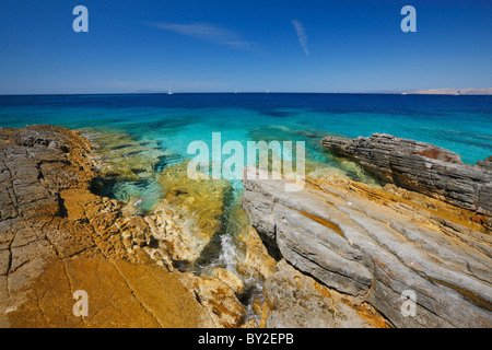 Paysage de mer sur l'île de Korcula.Les rochers et la mer cristalline. Banque D'Images