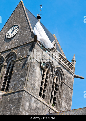 Paratrooper suspendu au clocher d'église, Ste Mère Eglise, Normandie France Banque D'Images