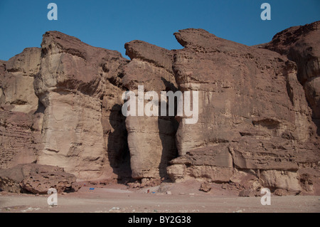 Un avis de certaines formations rocheuses dans Timna Park dans le désert du Néguev. Banque D'Images