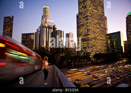 Une jeune femme athlétique, donne sur un passage dans le centre-ville de Los Angeles avant une exécution. Banque D'Images