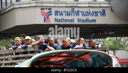 Les gens curieux à stade Bangkok Thaïlande Bangkok Thaïlande Bangkok THAÏLANDE 04 Avril 2010 Banque D'Images