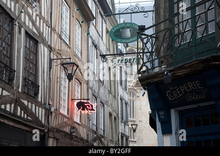 Shop fronts sur la rue Thouret, Rouen, France Banque D'Images