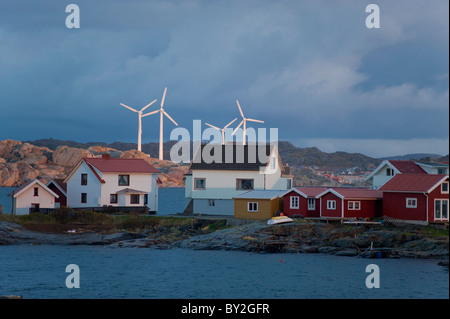 Bâtiments sur l'île de Kladesholmen, (également connu sous le nom de Île de hareng) Suède. avec turbines à vent à l'arrière-plan. Banque D'Images