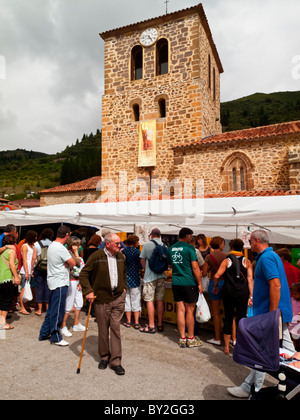 Shoppers au marché dans la ville de Potes dans les Picos de Europa Cantabria Espagne du nord Banque D'Images